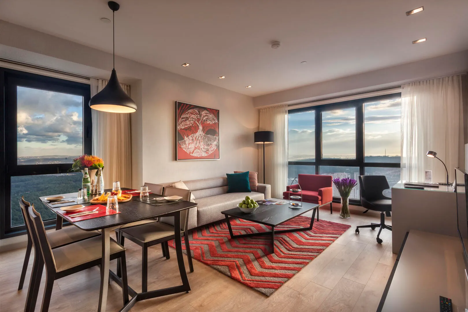 Antasya Suites'in şehir manzaralı yaşam ve yemek alanı